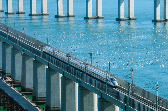 动车组列车通过平潭海峡公铁大桥。（中国网发 苏浩/摄）