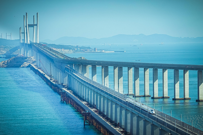 动车组列车通过平潭海峡公铁大桥。（中国网发陈启迪/摄）