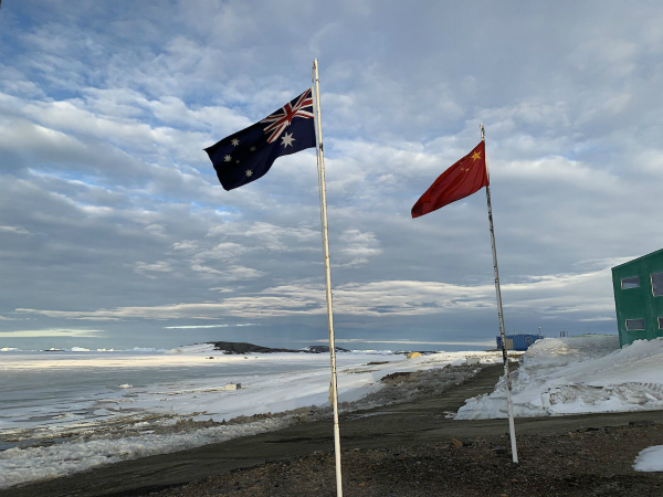 图说：澳大利亚戴维斯站升起五星红旗表示感谢 来源/AAD