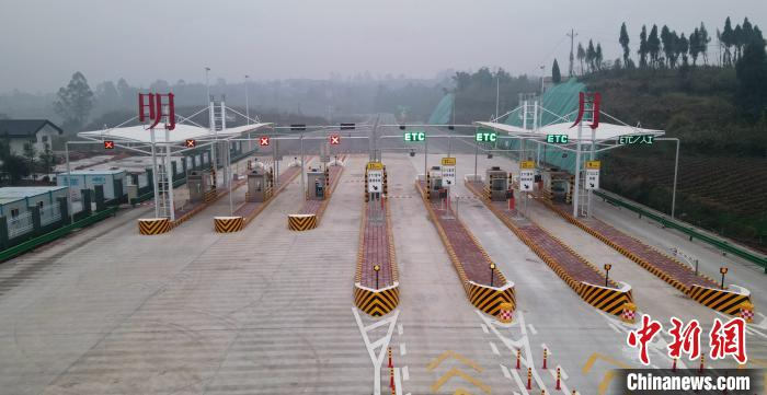 图为项目收费站。　刘忠俊 摄