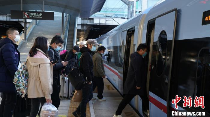 图为云南乘客搭车CR300AF新型复兴号动车组出行。　何思远 摄