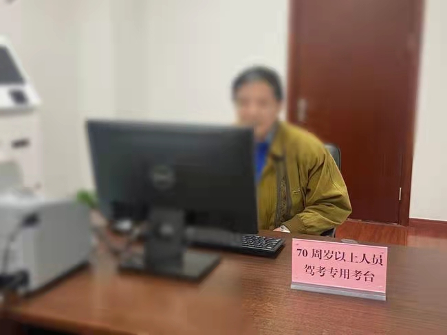 图说：银发族考驾照 来源：采访对象供图