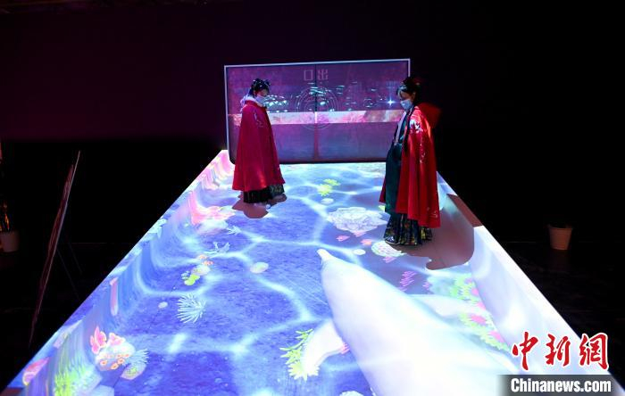 市民参观展览。　安源 摄