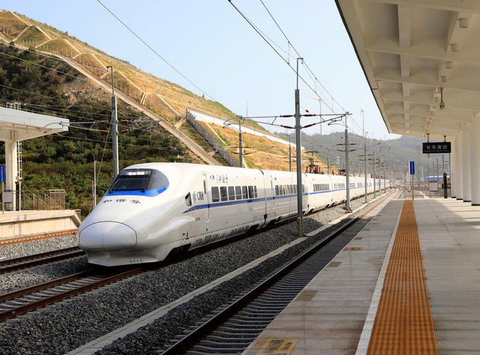 动车组列车驶过福平铁路长乐南站。 （中国网发王福斌/摄）