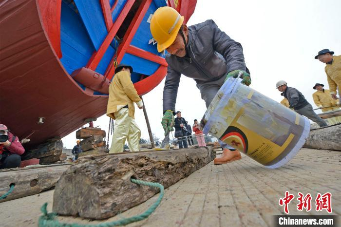 船厂工匠为“拔落令”做准备。　林弘梫 摄