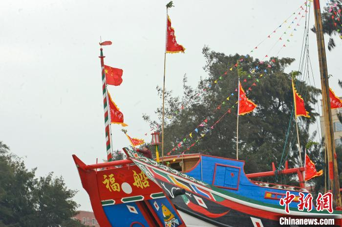 福船依照明代古法1：1复原。图为站在船头的旗手摇旗呐喊。　林弘梫 摄
