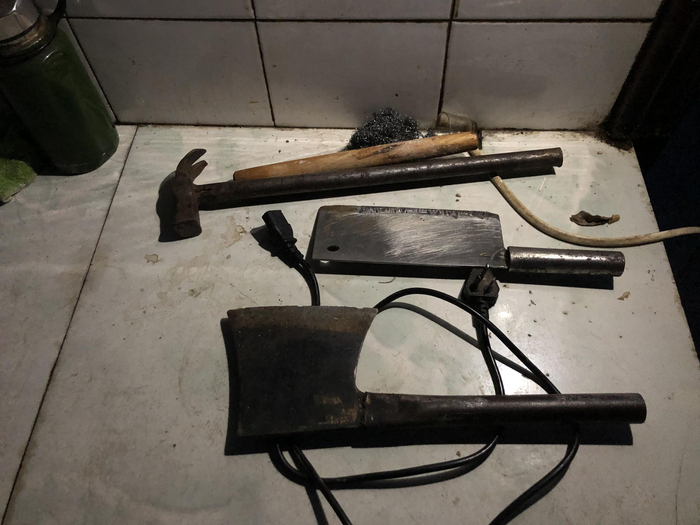 张茂荣家厨房的部分刀具，张茂荣多次磨刀吓唬韩芳。 新京报记者 杜寒三 摄