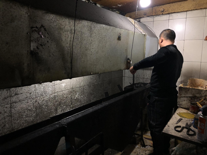 张建军在村里开了一家烧烤店，经常从早上九十点忙到凌晨一二点。 新京报记者 杜寒三 摄