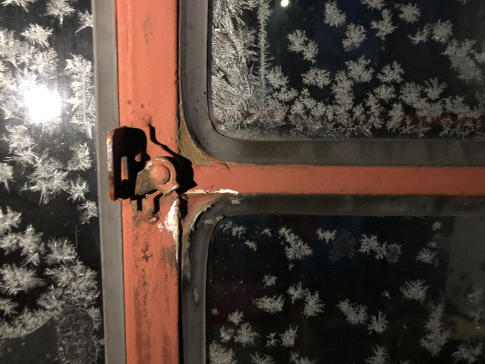 张茂荣在卧室外的窗户上装了插销，窗户只能从外面打开。 新京报记者 杜寒三 摄