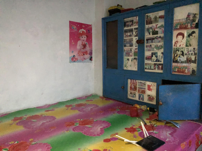 韩芳杀害张茂荣的房间，柜子上贴了许多照片。 新京报记者 杜寒三 摄