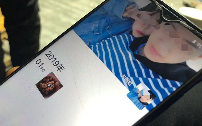 韩芳的微信名是“夕阳红”，她的微信头像和背景都是孙子、孙女的照片。  新京报记者 杜寒三 摄