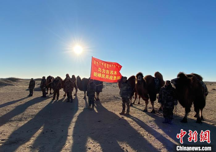  图为阿左旗乌力吉苏木驼峰应急民兵排。　邰芳 摄