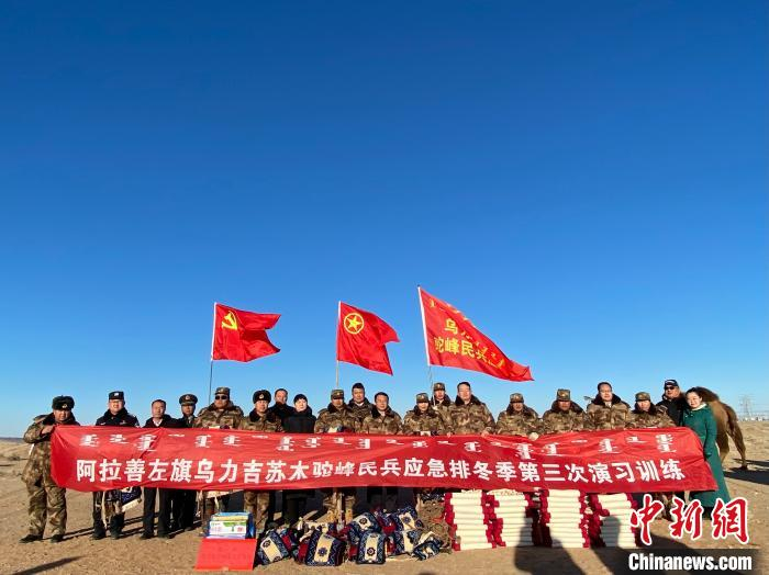  图为阿左旗乌力吉苏木驼峰应急民兵排。　邰芳 摄