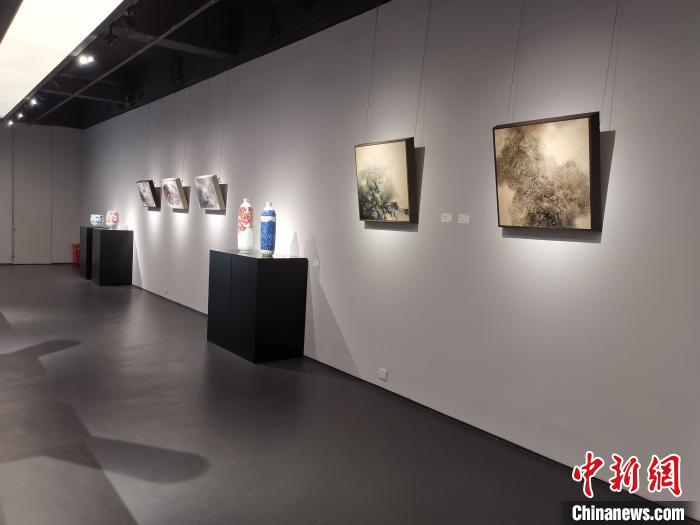 艺术家从传统陶瓷入手，不懈创新，锐意突破，创造了当代陶瓷的独特审美。上海璟通艺术中心供图