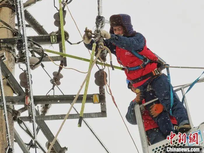 资料图：今年11月吉林遭遇强雨雪冰冻天气，电力工人冒雪抢修供电线路。国网吉林省电力有限公司供图