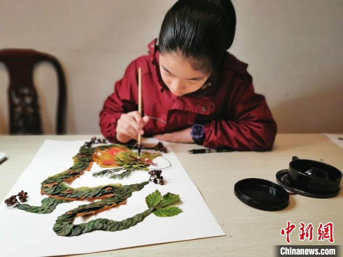 小学生进行树叶贴画创作。金华开发区垃圾分类办提供