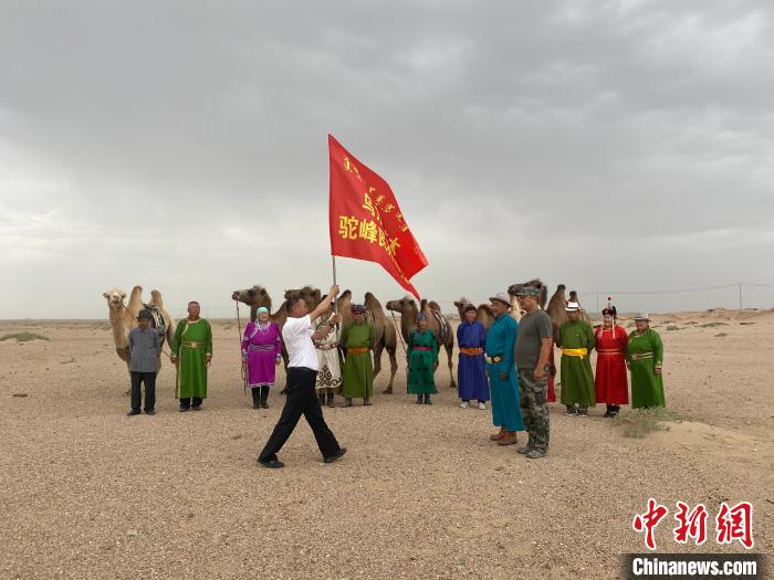 图为阿左旗乌力吉苏木驼峰应急民兵排。　邰芳　摄