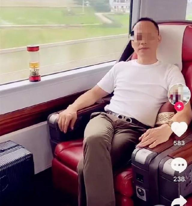 因为祝小小的朋友告诉记者:自杀前3小时,我一直在她身边