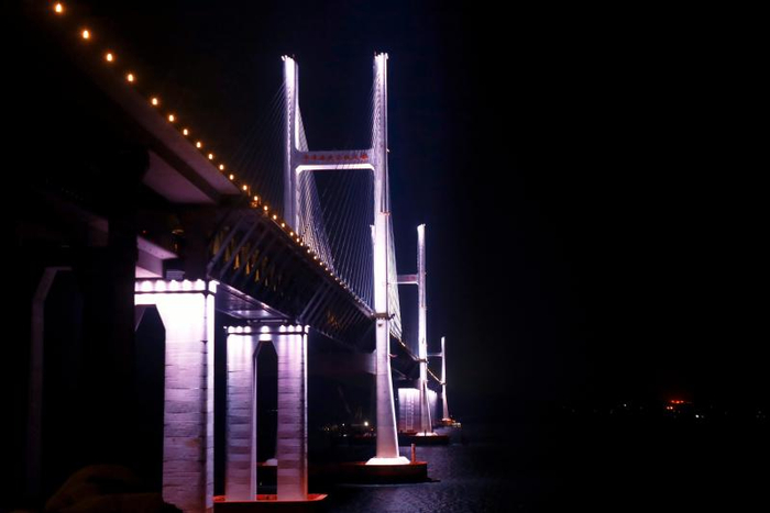 福平铁路平潭公铁大桥夜景。（中国网发 胡鹏/摄）