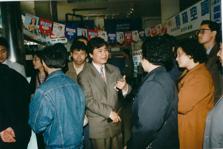 图：苏宁初创时，在店里推销的张近东&nbsp;