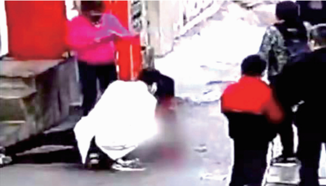 尹家稳正在抢救晕倒老人 监控视频截图