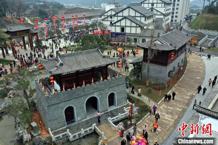 村庄设计为仿古建筑，建有城楼、城墙，亭台，廊桥。　王昊阳 摄