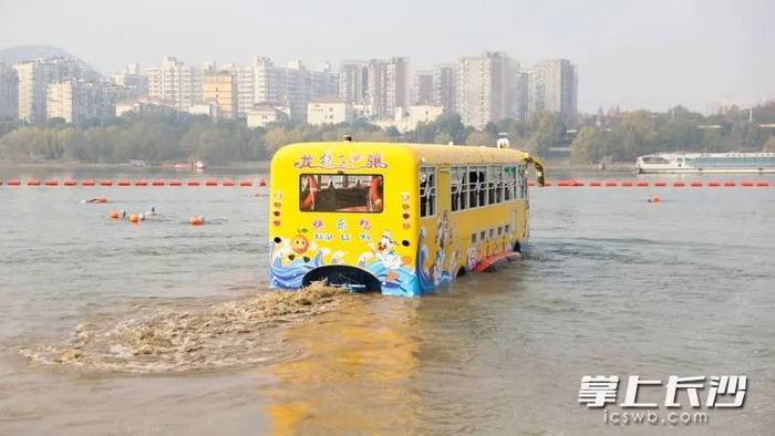 ▲水陆两栖游玩巴士（艇）首航下水。