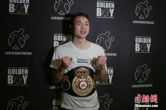当地时间2019年1月26日晚，中国职业拳手徐灿在美国休斯敦丰田中心体育馆夺得世界拳击协会(WBA)羽量级拳王金腰带。中新社记者 曾静宁 摄