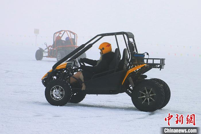 游客体验雪地摩托车。　年磊 摄