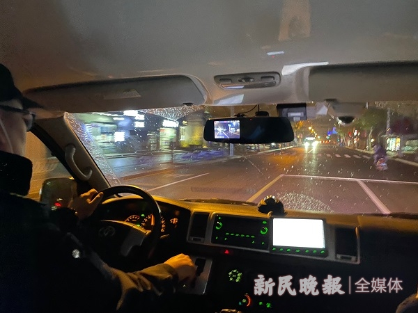 图说：接到任务后，记者跟随328班组出发