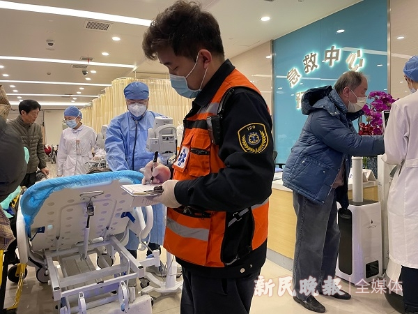 图说：急救医生谈亮亮