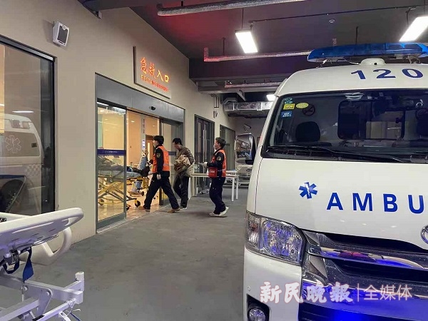 图说：十院急诊经过改造，可实现救护车和社会车辆的分流