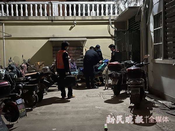 图说：将病人抬下楼后准备送去医院