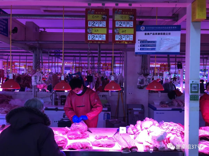 ▲海淀区某综合市场，肉类摊位明码标价，价格普遍较电商平台低。新京报记者&nbsp;张静姝&nbsp;摄