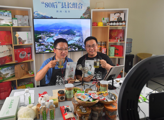 冯涛（左）和杨乐“80后县长组合”