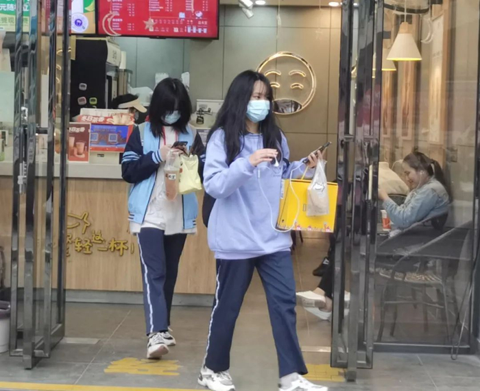 两名学生在南宁一家奶茶店购买饮品，饮品配有塑料吸管  卢丽婷 摄