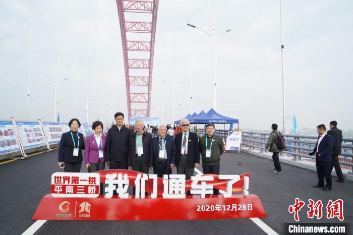 图为游人在平南三桥上合影 陈冠言 摄