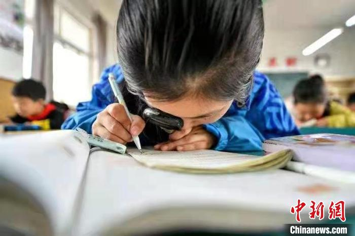 “放大镜女孩”黄惠。　谭云俸 摄