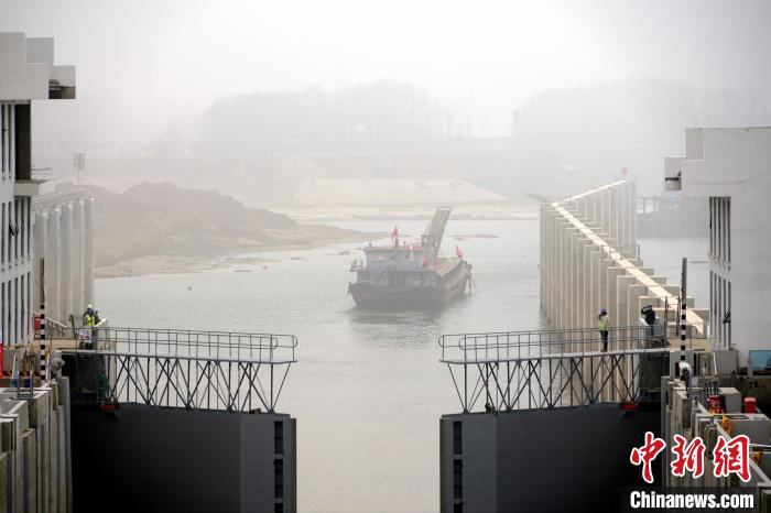 图为信江八字嘴航电枢纽东大河船闸项目顺利通航。　华山 摄