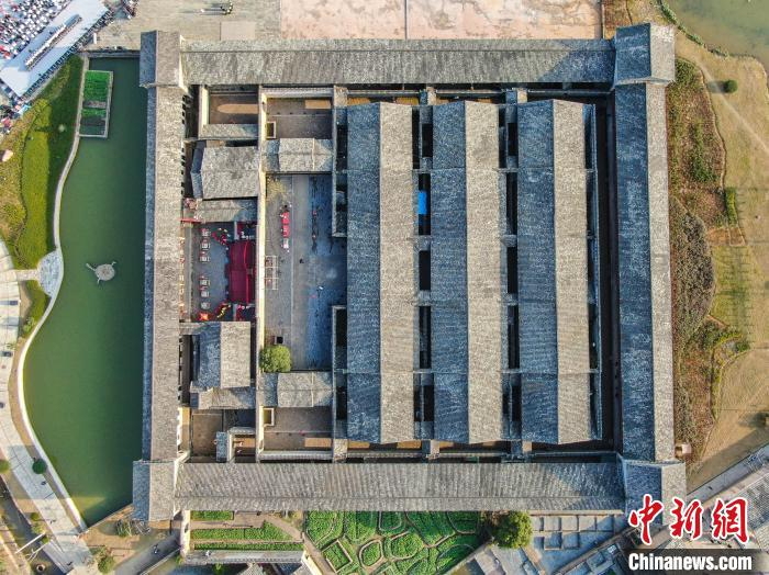 关西新围是集家、祠、堡三大功能为一体的九幢十八厅宫廷式民居。　刘力鑫 摄