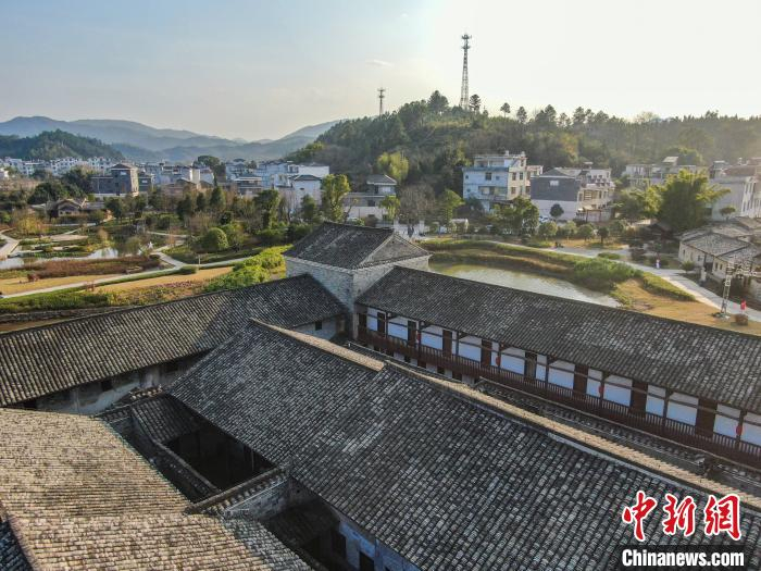 关西新围也是方形围屋中规模最大、功能最全、结构最严谨、保存最完好、最具代表性客家民居。　刘力鑫 摄