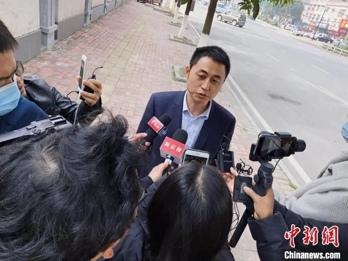 图为陈礼言代理律师侯士朝介绍案情。　翟李强 摄