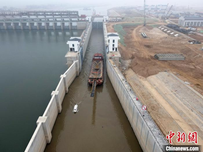 图为信江八字嘴航电枢纽东大河船闸项目顺利通航。　师瑞 摄