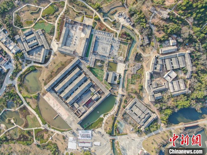 关西新围2001年7月被国务院公布为第五批全国重点文物保护单位，2012年入选中国世界文化遗产预备名录。　刘力鑫 摄