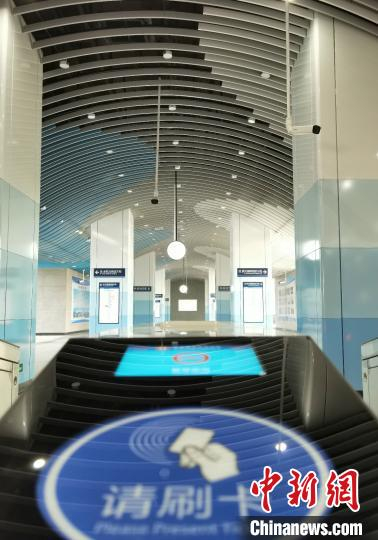 居民届时可刷卡乘车 张合鹏 摄