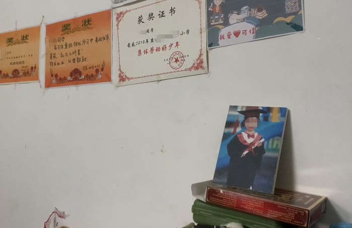 ↑淇淇和哥哥的奖状