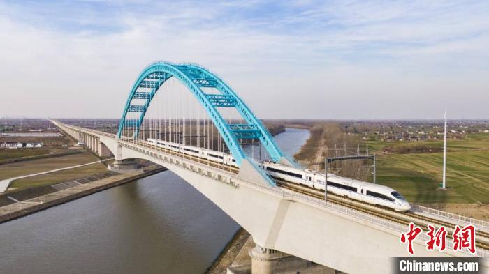 列车在盐通高铁上行驶。(资料图) 盐城市交通运输局 供图 