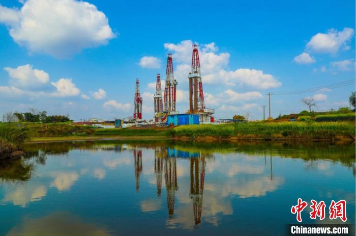     大自然与天然气工业呈现和谐之美。西南油气田 供图