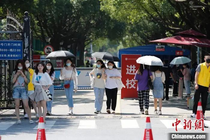 资料图：2020年9月，上海松江大学城迎“返校潮”，学生们返回熟悉的校园。　殷立勤 摄