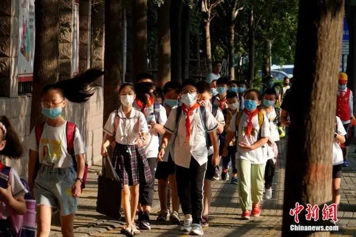 资料图：9月1日，河南郑州，长江东路小学迎来开学第一天，学生戴口罩有序进入校园。中新社记者 王中举 摄